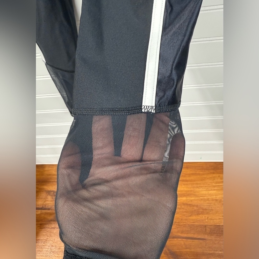 Under Armour women’s black & white Heat Gear compression leggings. Size M - Picture 4 of 5